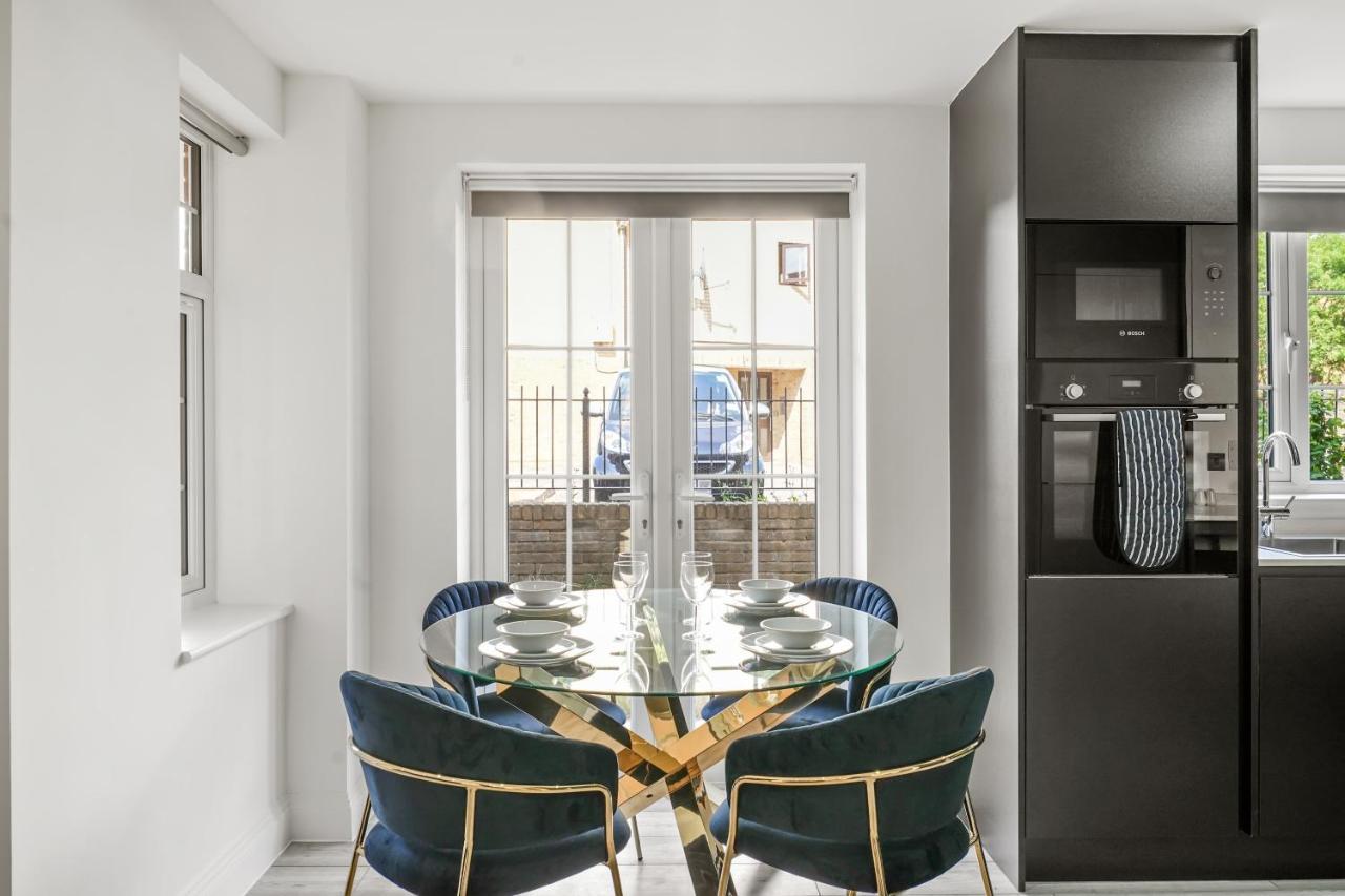 Drake House Apt 3 In Staines - Free Parking - Heathrow - Thorpe Park Exteriör bild