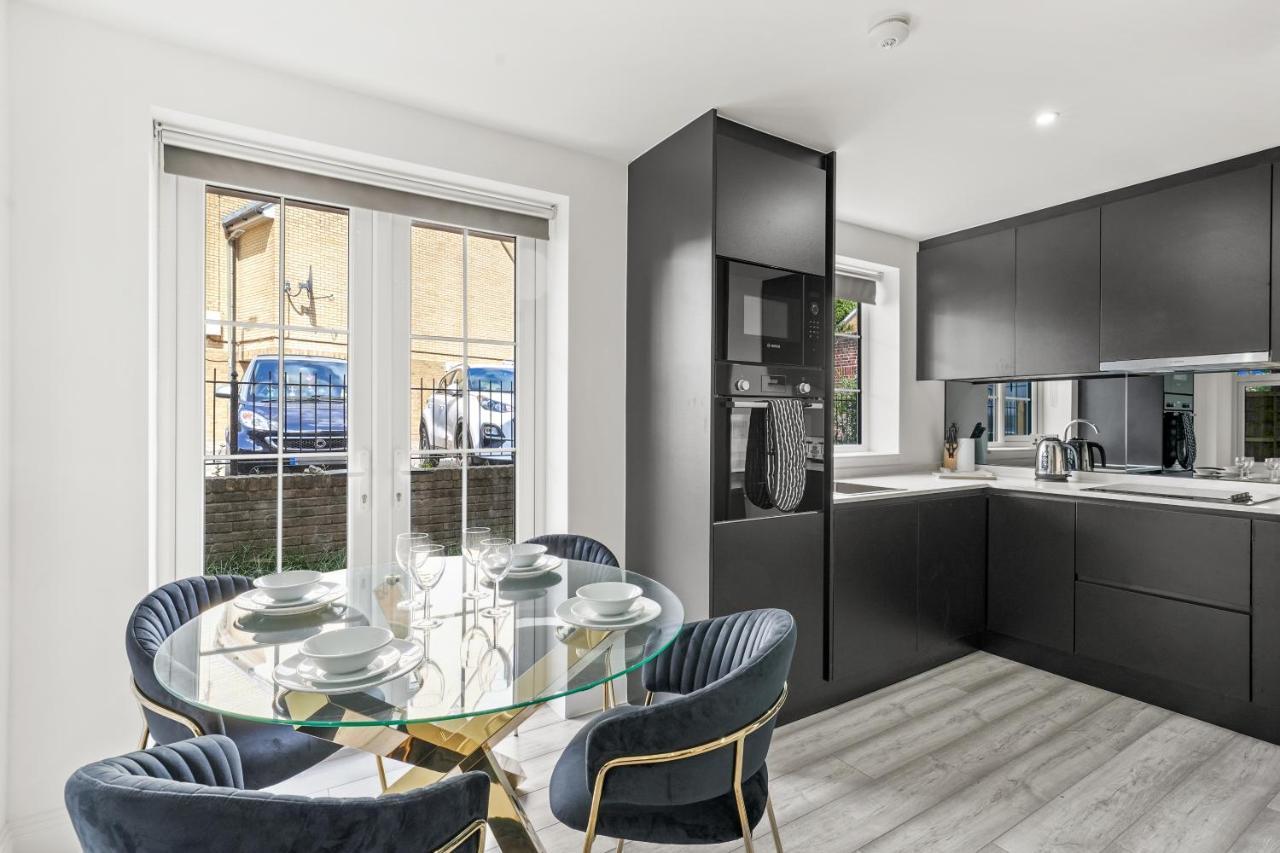 Drake House Apt 3 In Staines - Free Parking - Heathrow - Thorpe Park Exteriör bild