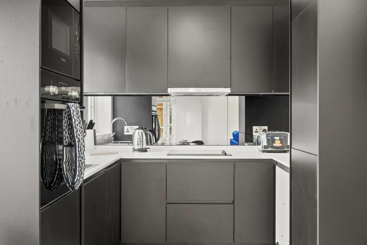 Drake House Apt 3 In Staines - Free Parking - Heathrow - Thorpe Park Exteriör bild