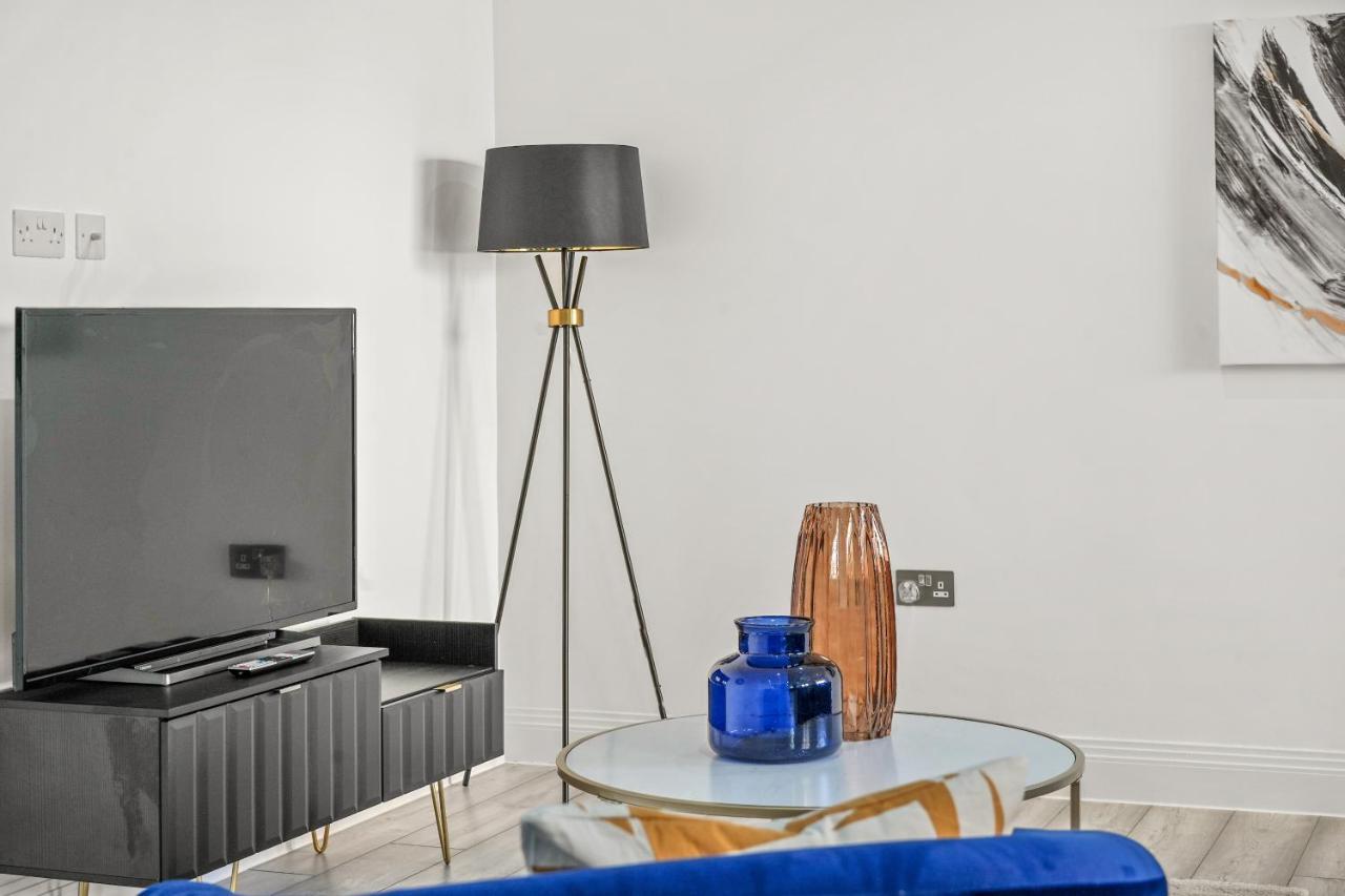 Drake House Apt 3 In Staines - Free Parking - Heathrow - Thorpe Park Exteriör bild